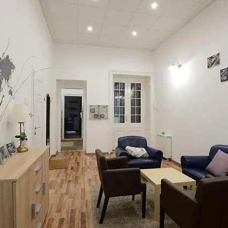 Апартаменты Spacious Evergreen In The Heart Of
