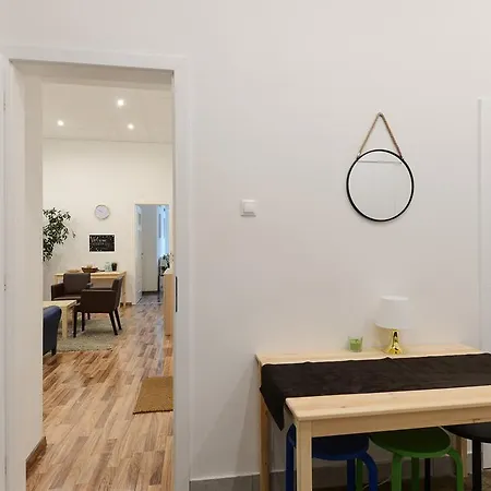 Spacious Evergreen In The Heart Of Apartment